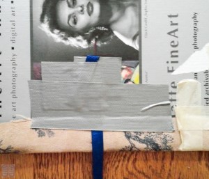 蓋の閉じ紐を忘れずにつける。思いっきり、ダクトテープで接着。