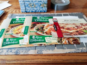 ここで問題。 ダクトテープが見えてしまうことを発見。それを隠すためにはその上に隠しレイヤーを入れなければいけなくなってしまった。冷凍食の外箱を使ってレイヤー作り。