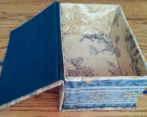 失敗例　３。 布が足りなくなった。横の布で箱の中は覆いたかったが、できなかったので外布を使い、また蓋の内側は古いシーツを使った。