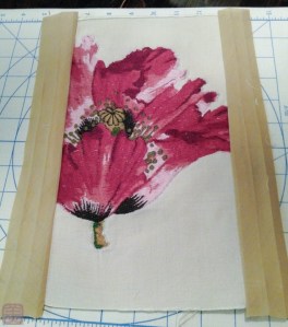 刺繍が施されているため、布の厚さは3ミリ近い。それを折り曲げて使うことはできない。だから薄い布（バイアステープ）で端の処理をした。テープの幅が大きくなりすぎて美しくない結果となった。